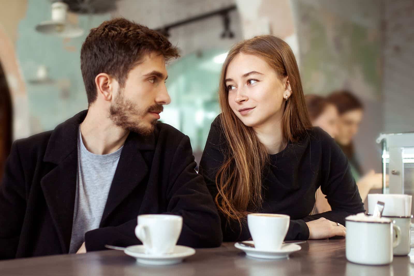 Ein Liebespaar sitzt in einem Café nebeneinander