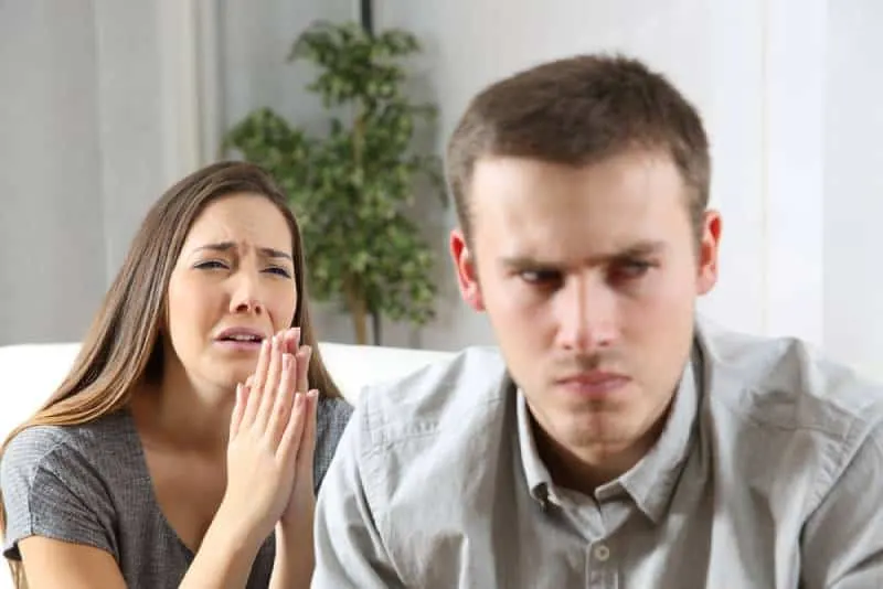 Frau bittet ihren Ex-Mann um Vergebung nach einem Konflikt, auf dem sie sitzt