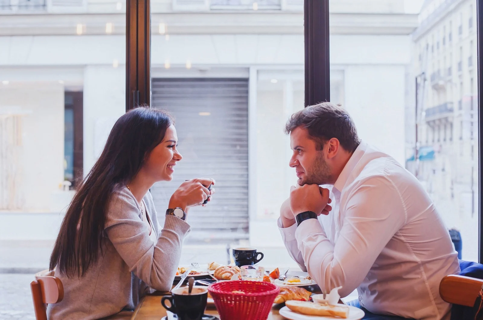 Mann und Frau beim Mittagessen