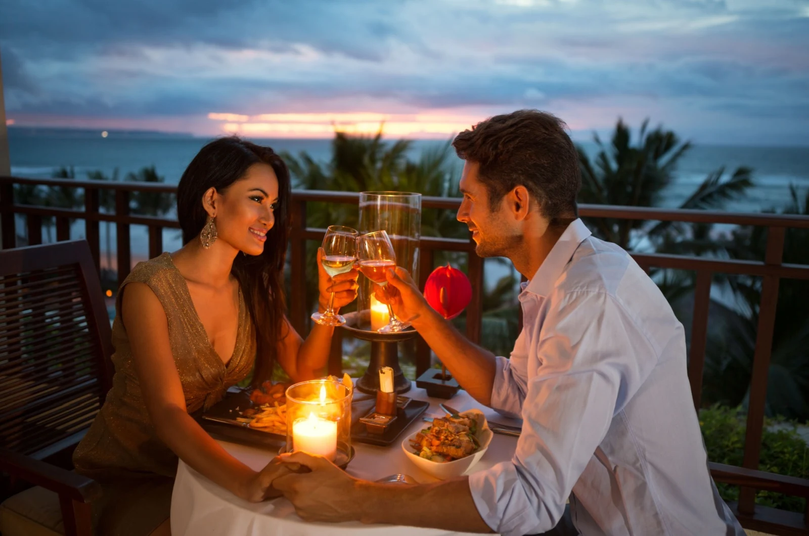 Paar bei einem romantischen Abendessen