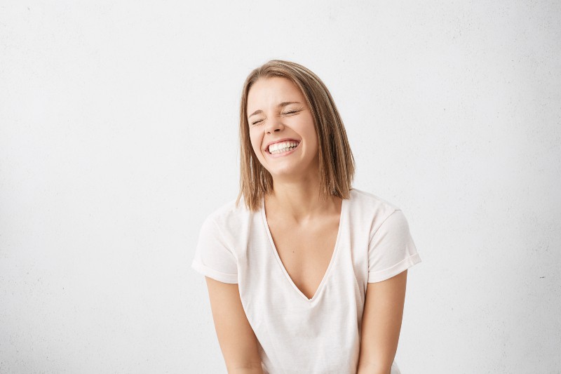 ein glückliches Mädchen mit positiver Stimmung