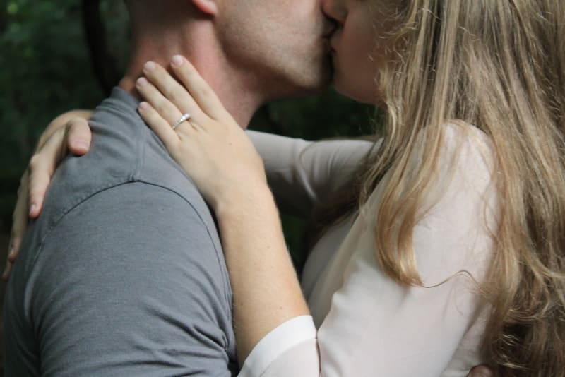 Ein Mann und eine Frau küssen sich