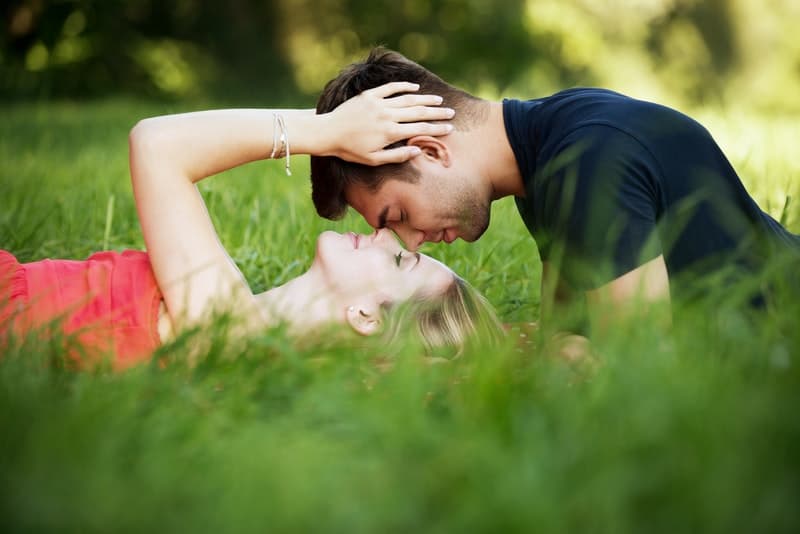 Ein Mann und eine Frau liegen im Gras