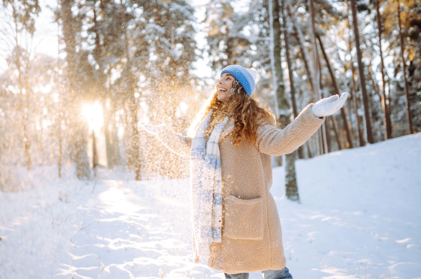 Frau geniesst einen Schnee