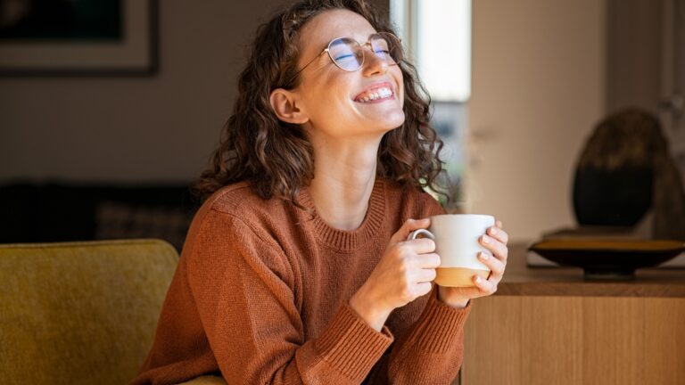 Frau geniesst Kaffee