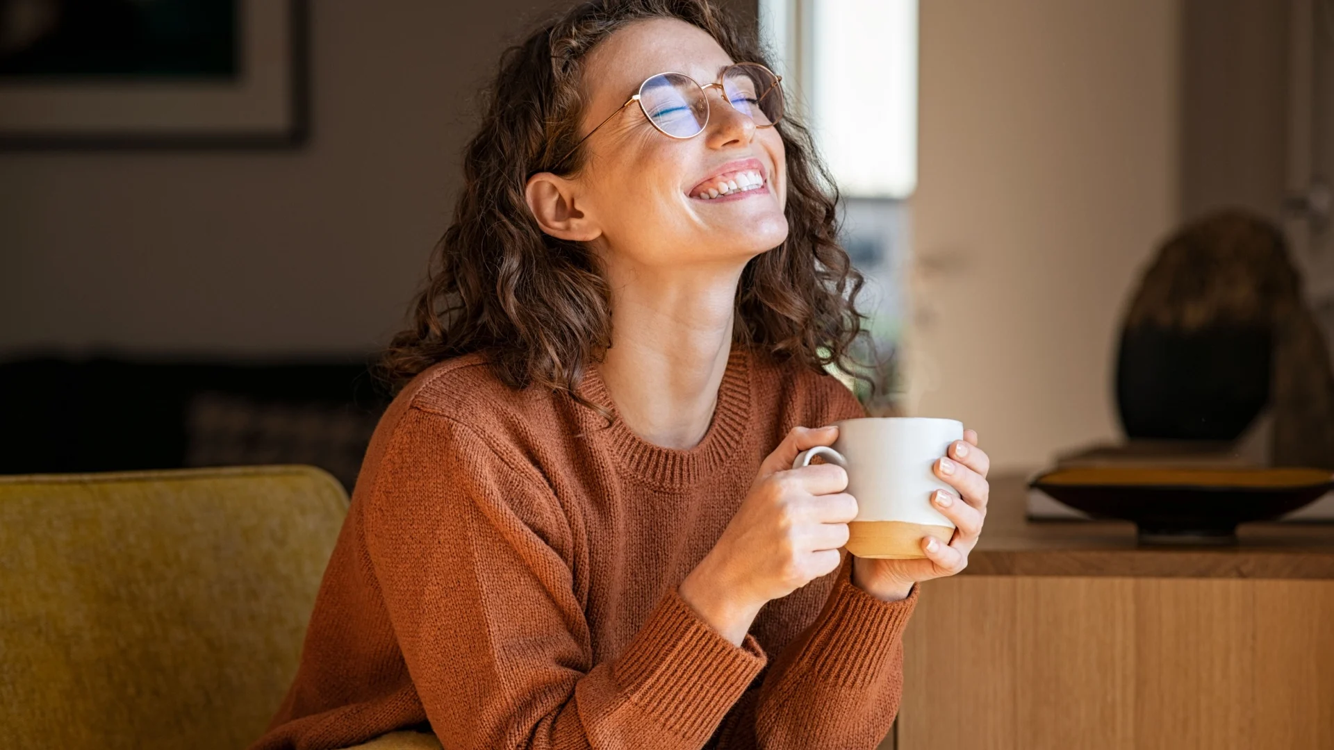 Frau geniesst Kaffee