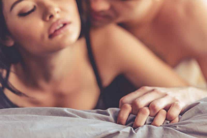 Sinnlich schönes junges Paar hat Sex auf dem Bett