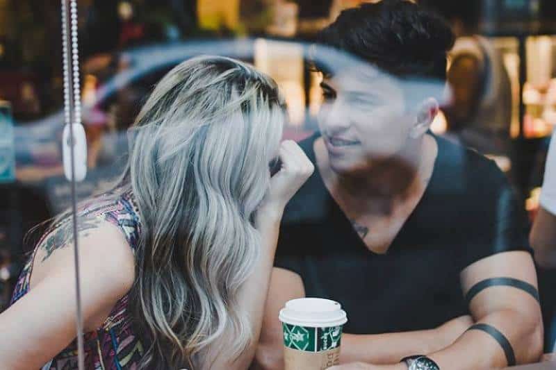 Zwei junge Leute unterhalten sich in einem Café