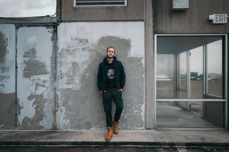 der junge Mann oben im Gebäude