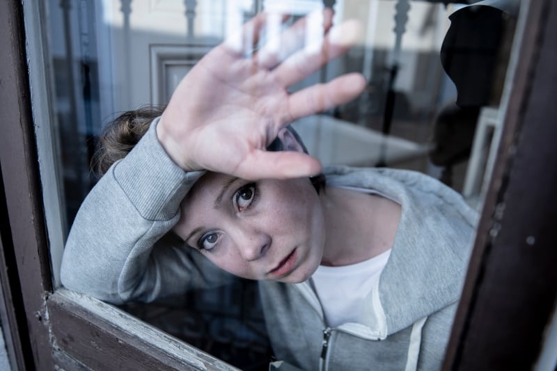 ein schönes junges Mädchen, das depressiv ist und weint