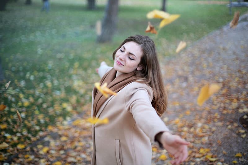 glückliche Frau im Herbst