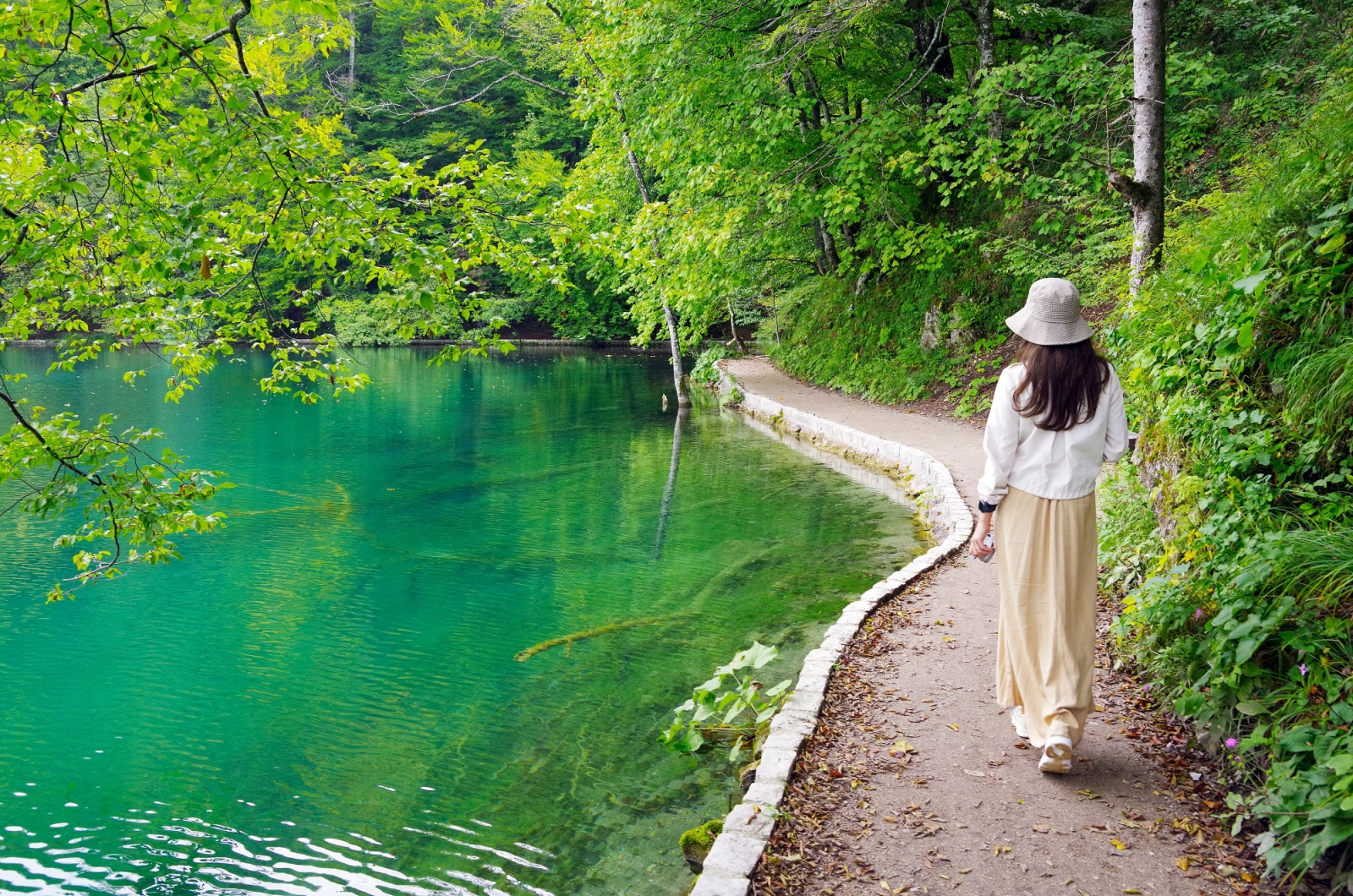 junge Frau und See