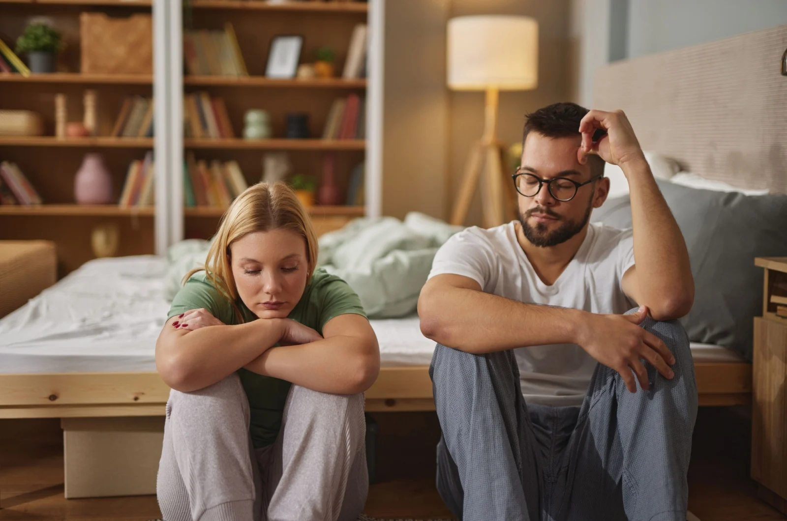 trauriges Paar sitzt im Schlafzimmer
