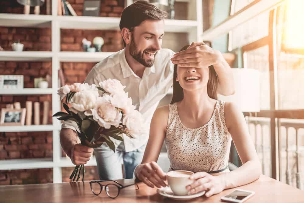 Der Mann überraschte seine Frau mit einem Blumenstrauß