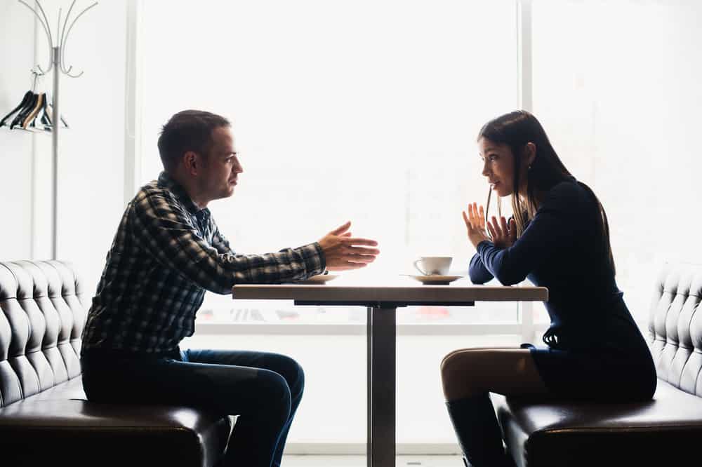 Eine Frau trennt sich von ihrem Mann in einem Café