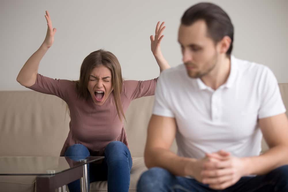 Eine wütende Frau schreit ihren Mann an