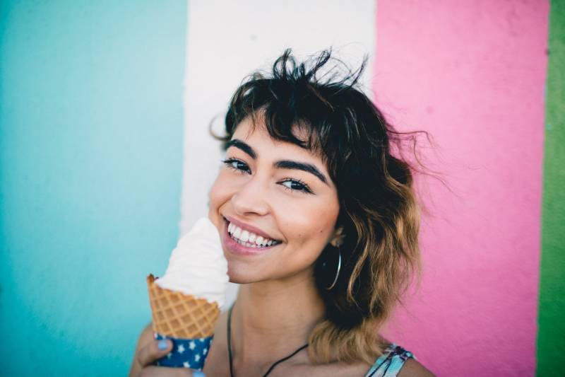 Frau, die tagsüber Eis hält
