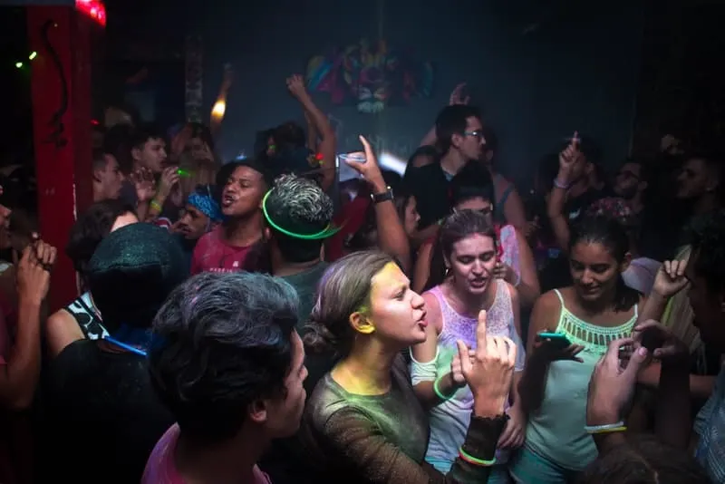 Freunde tanzen in einem Disco-Club