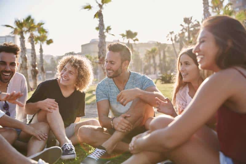 Gruppe von Freunden draußen lachen