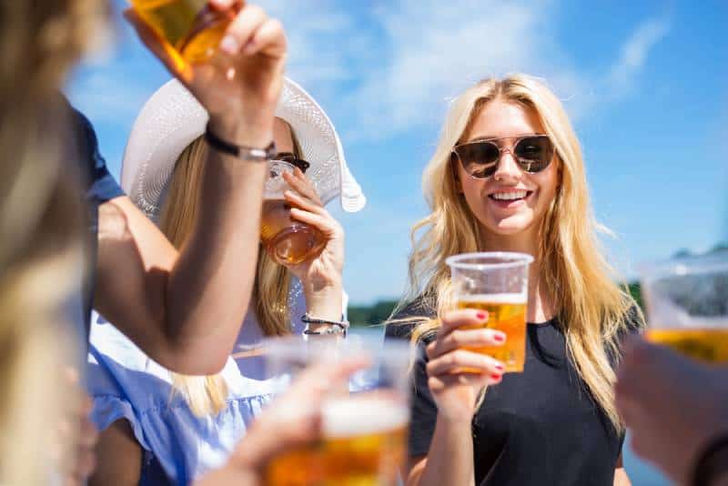 Gruppe von Freundinnen, die draußen Bier trinken