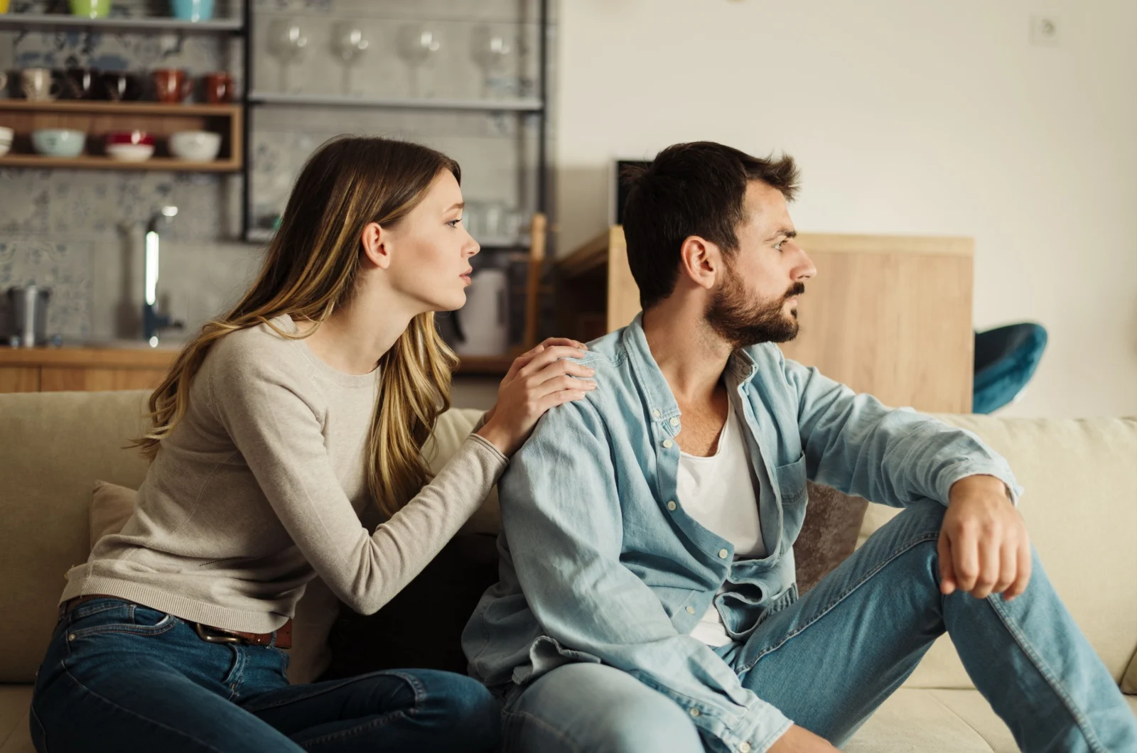Mann ignoriert eine Frau auf der Couch