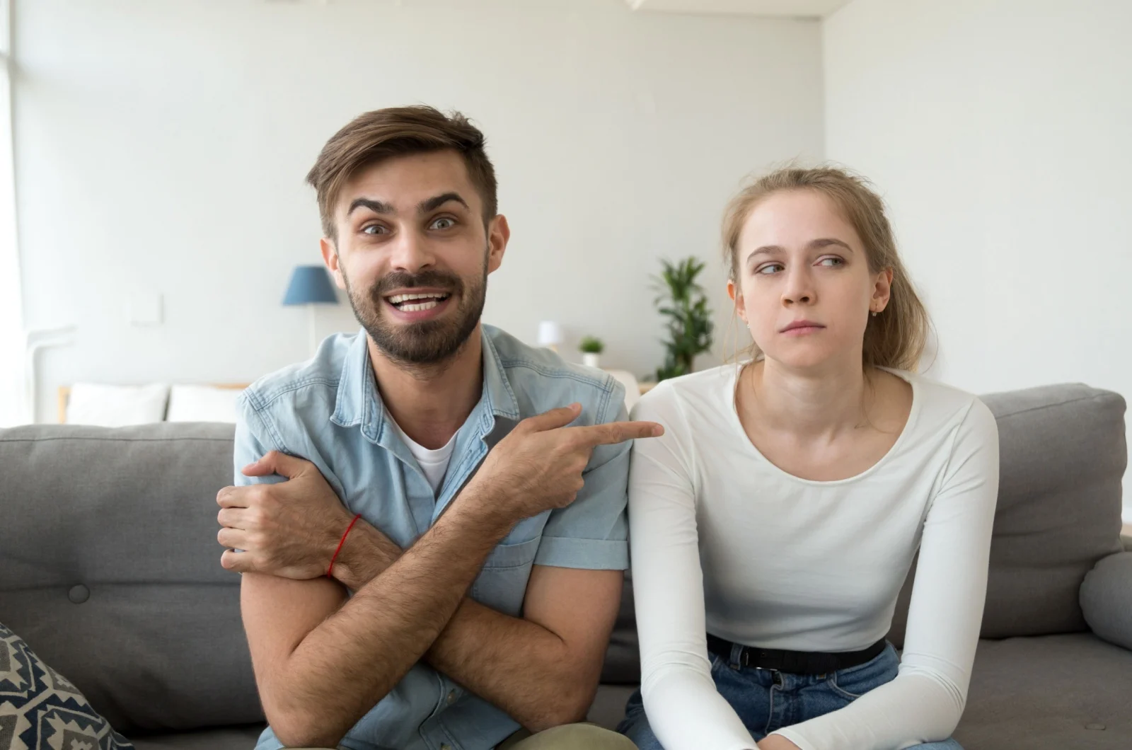 Mann macht sich ueber Frau lustig