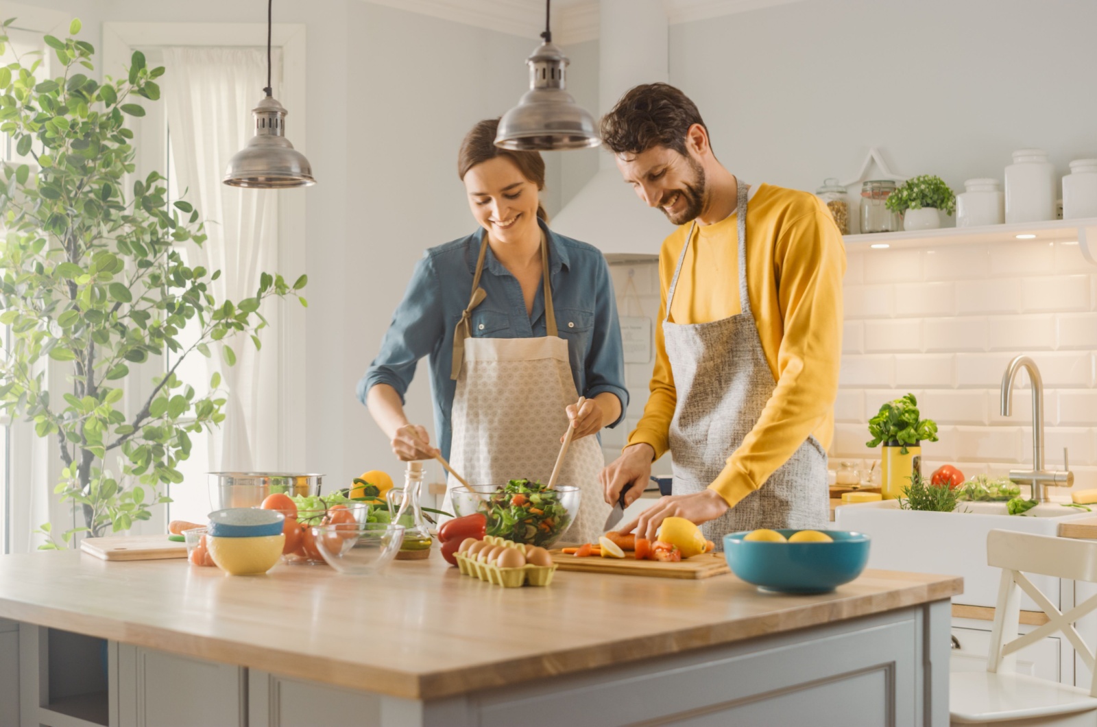 Mann und Frau kochen