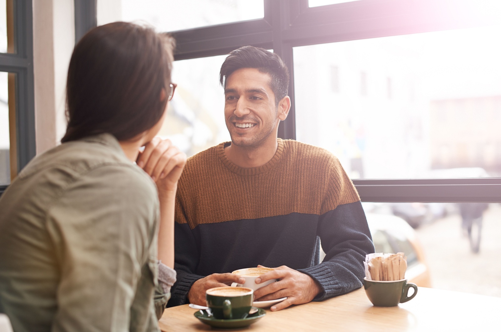 Mann und Frau trinken einen Kaffee