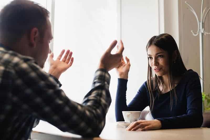 Mann und Frau unterhalten sich im Café