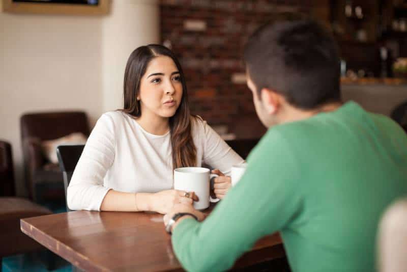 Paar im Café reden und Tee trinken