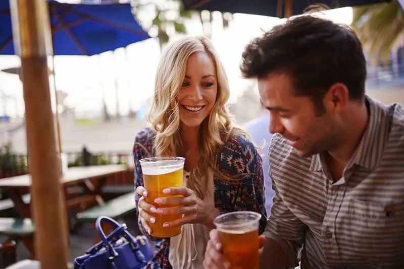 Paar trinkt Bier an der Bar