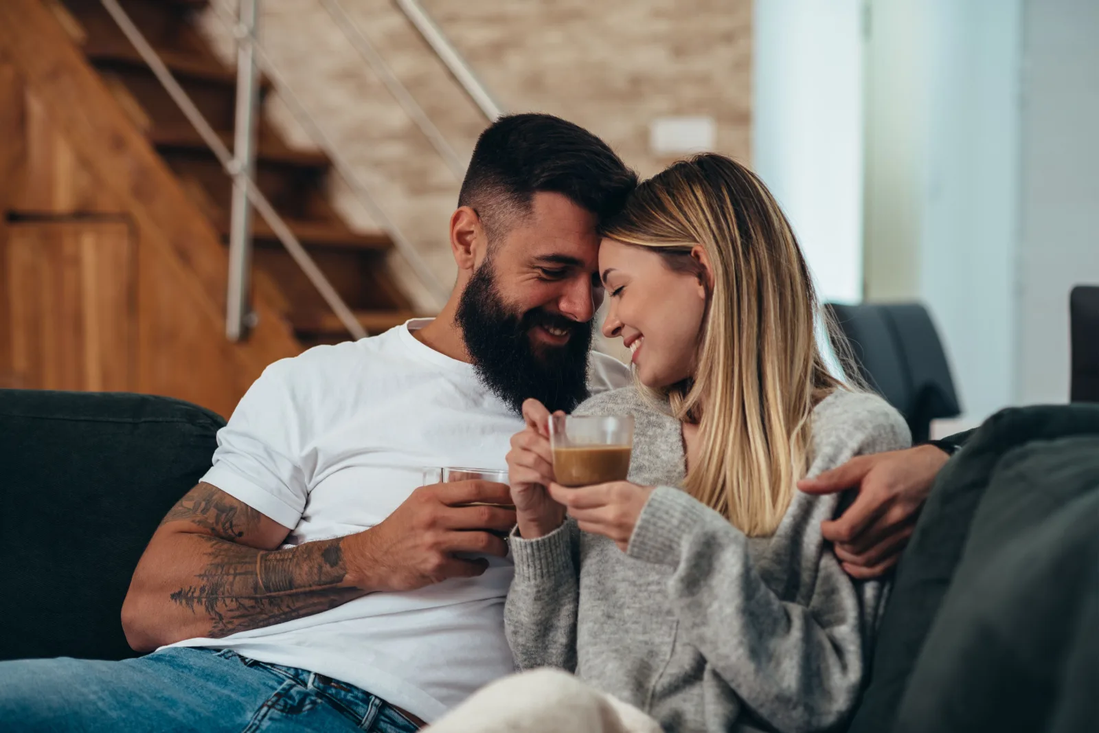 Schnappschuss eines liebevollen jungen Paares, das zu Hause Kaffee trinkt