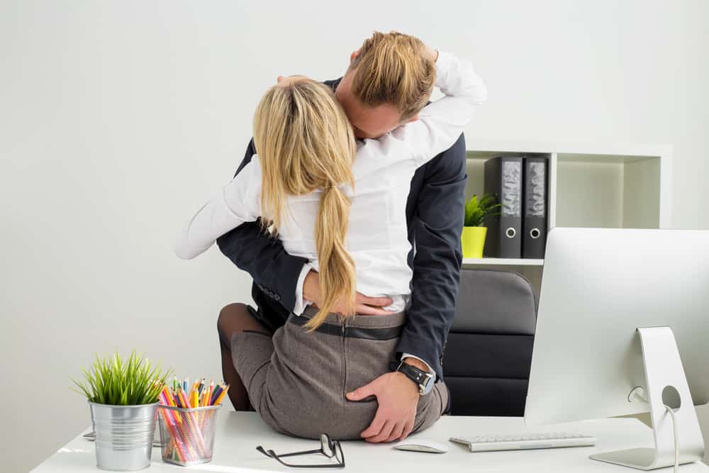 Sex im Büro am Schreibtisch