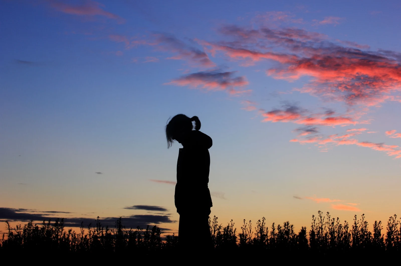 Silhouette einer traurigen Frau