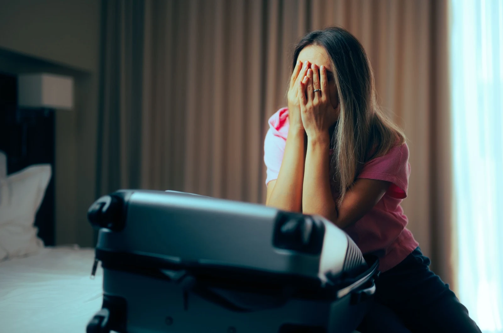 unglueckliche Frau mit Gepaeck