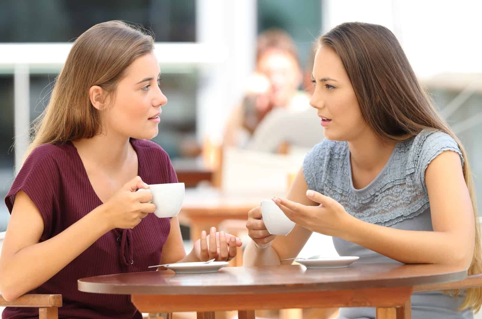 zwei Frauen unterhalten sich im Café