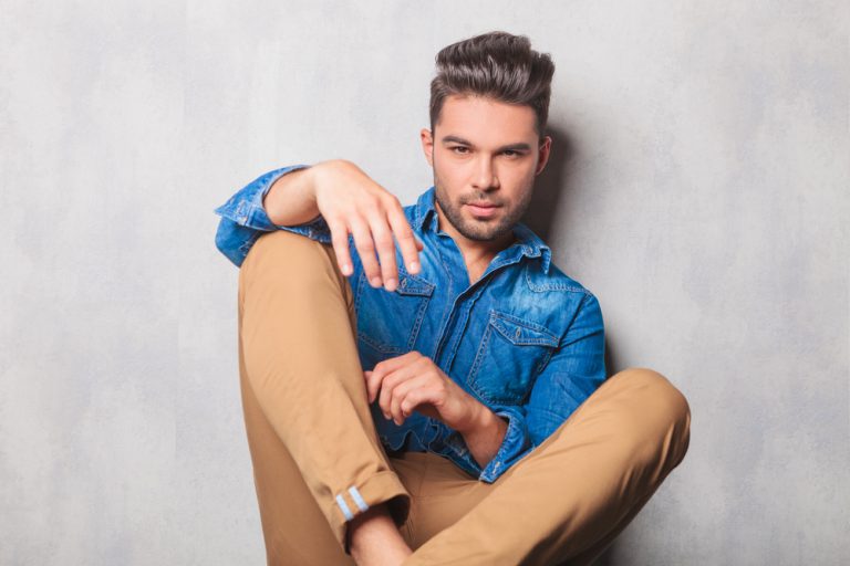 ein Porträt eines gutaussehenden Mannes in einem Jeanshemd