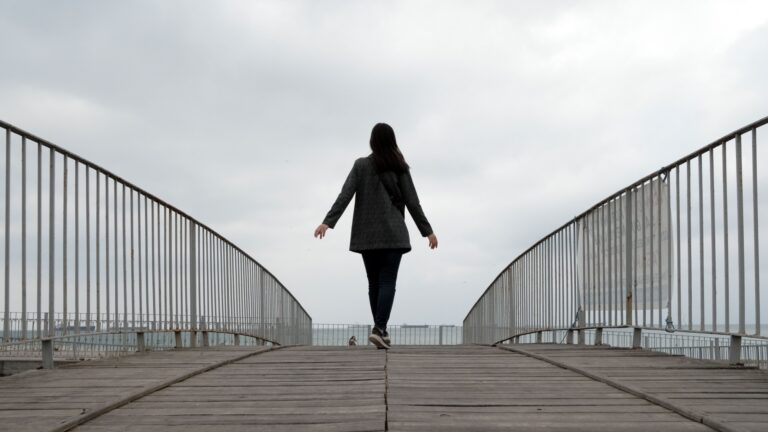 Frau geht auf Bruecke