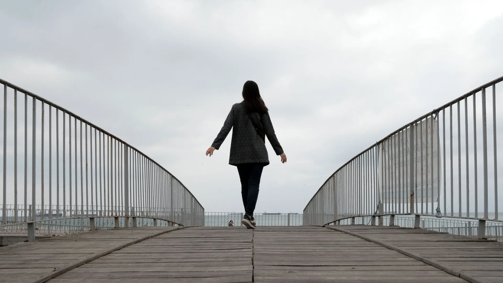 Frau geht auf Bruecke