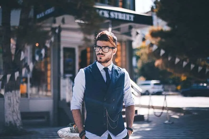 Ein Mann mit Brille in einem modernen Kleiderschrank