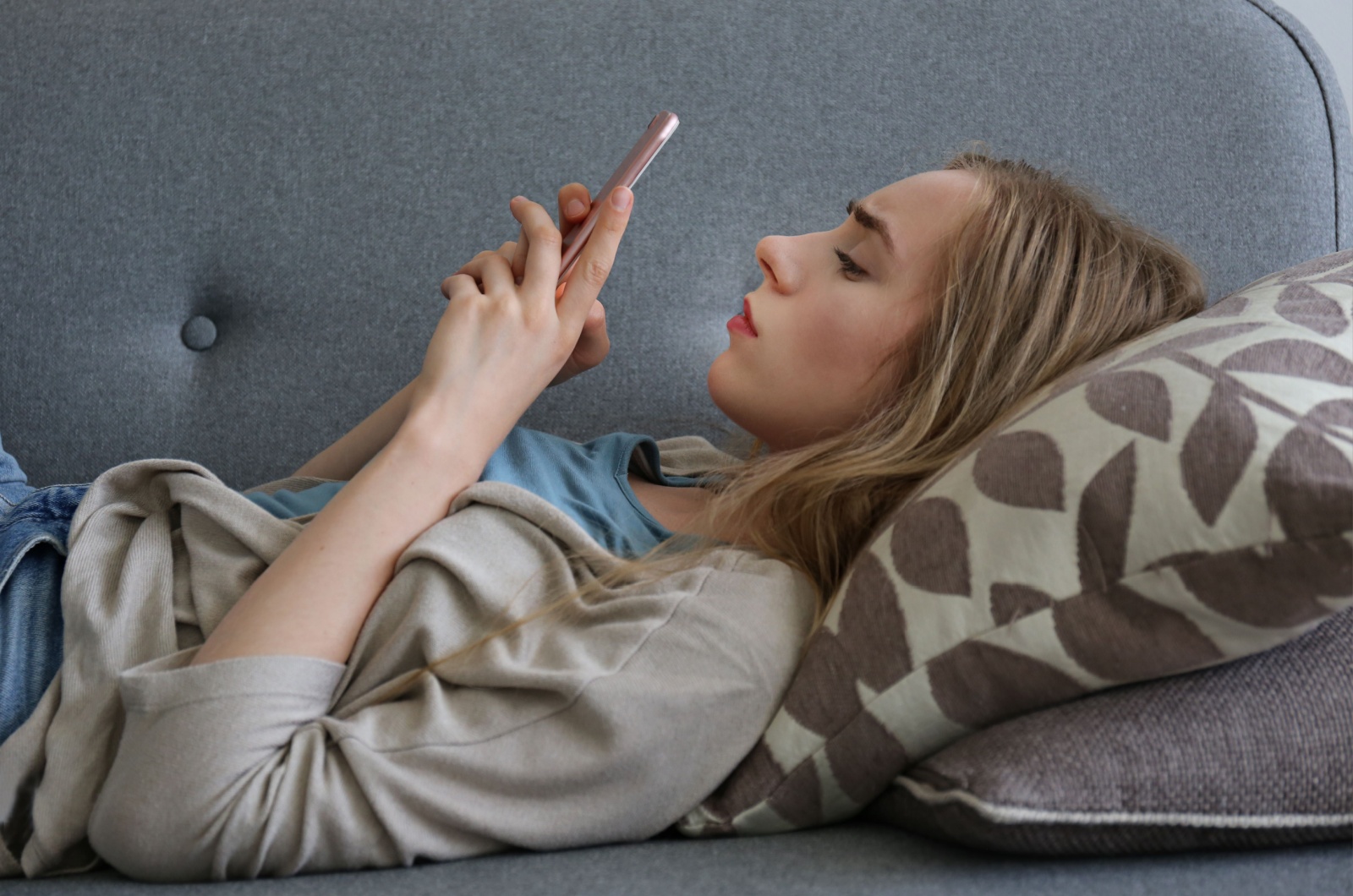 Frau liegt auf der Couch