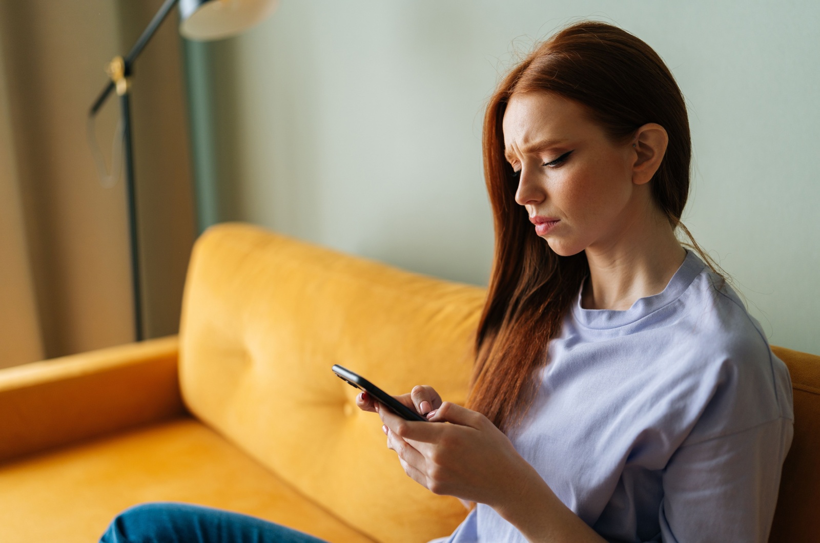 Frau tippt am Telefon