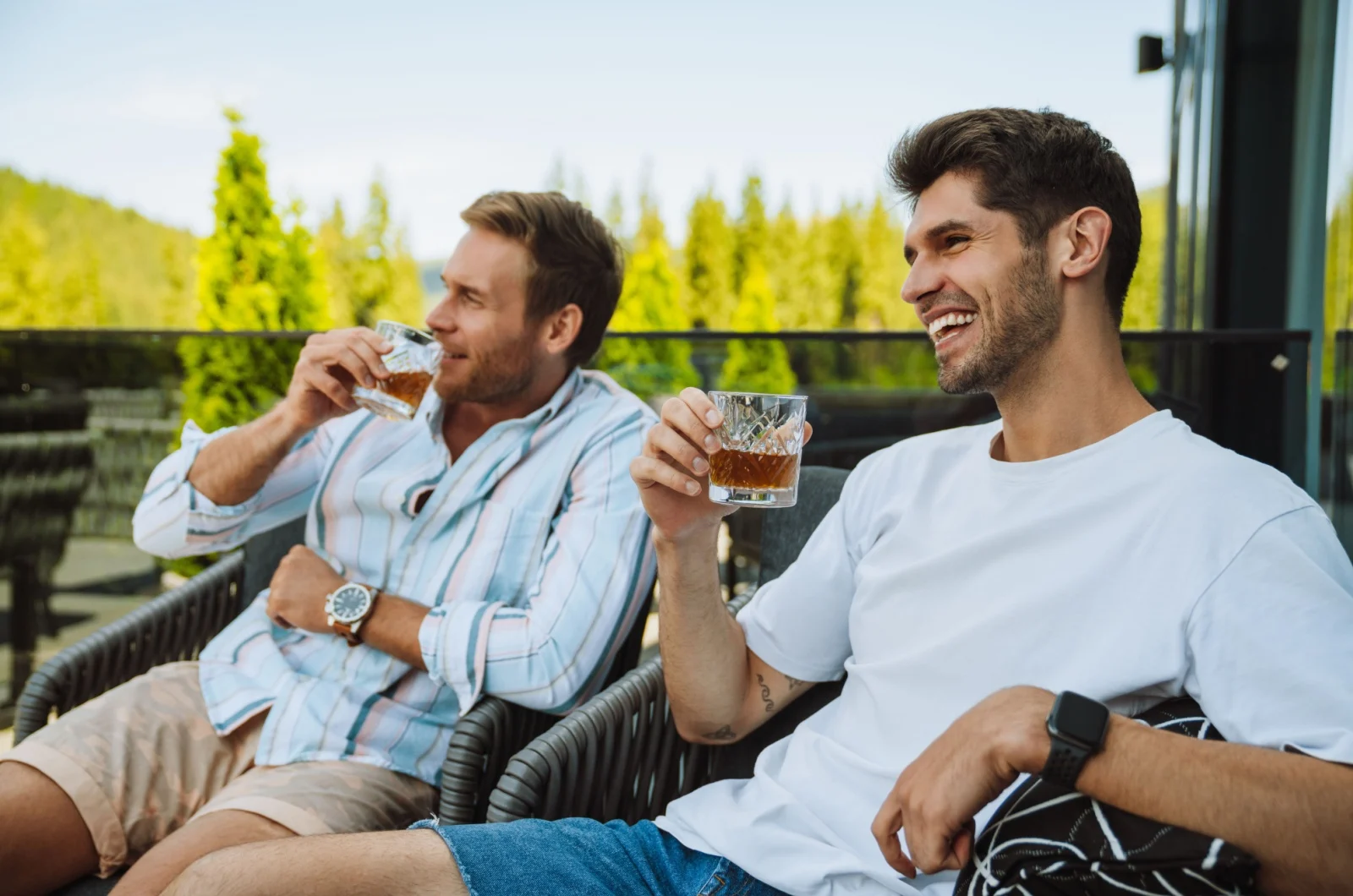 Freunde sitzen draussen