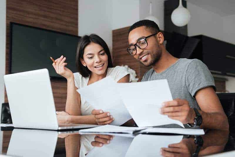 Kollege, der Papier im Büro betrachtet