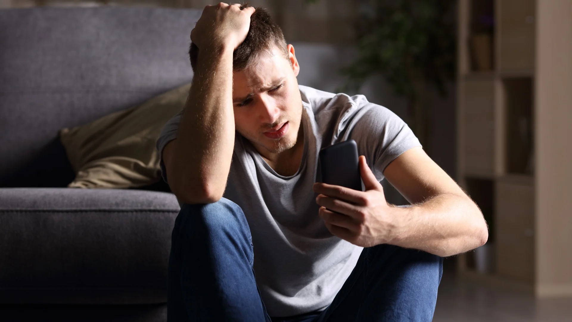 Trauriger Mann am Telefon