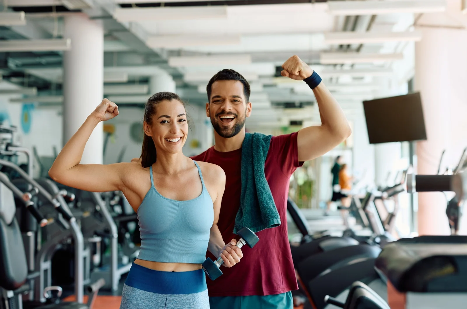 Paar im Fitnessstudio