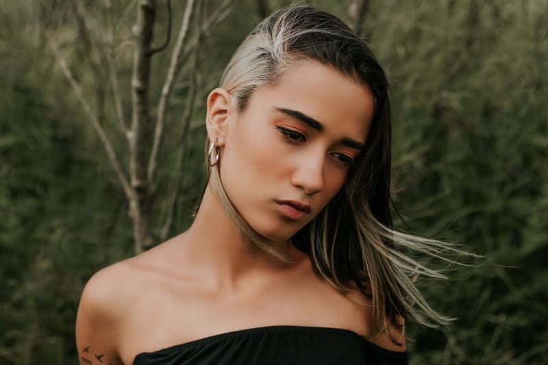 ein Porträt einer traurigen jungen Frau, die draußen steht