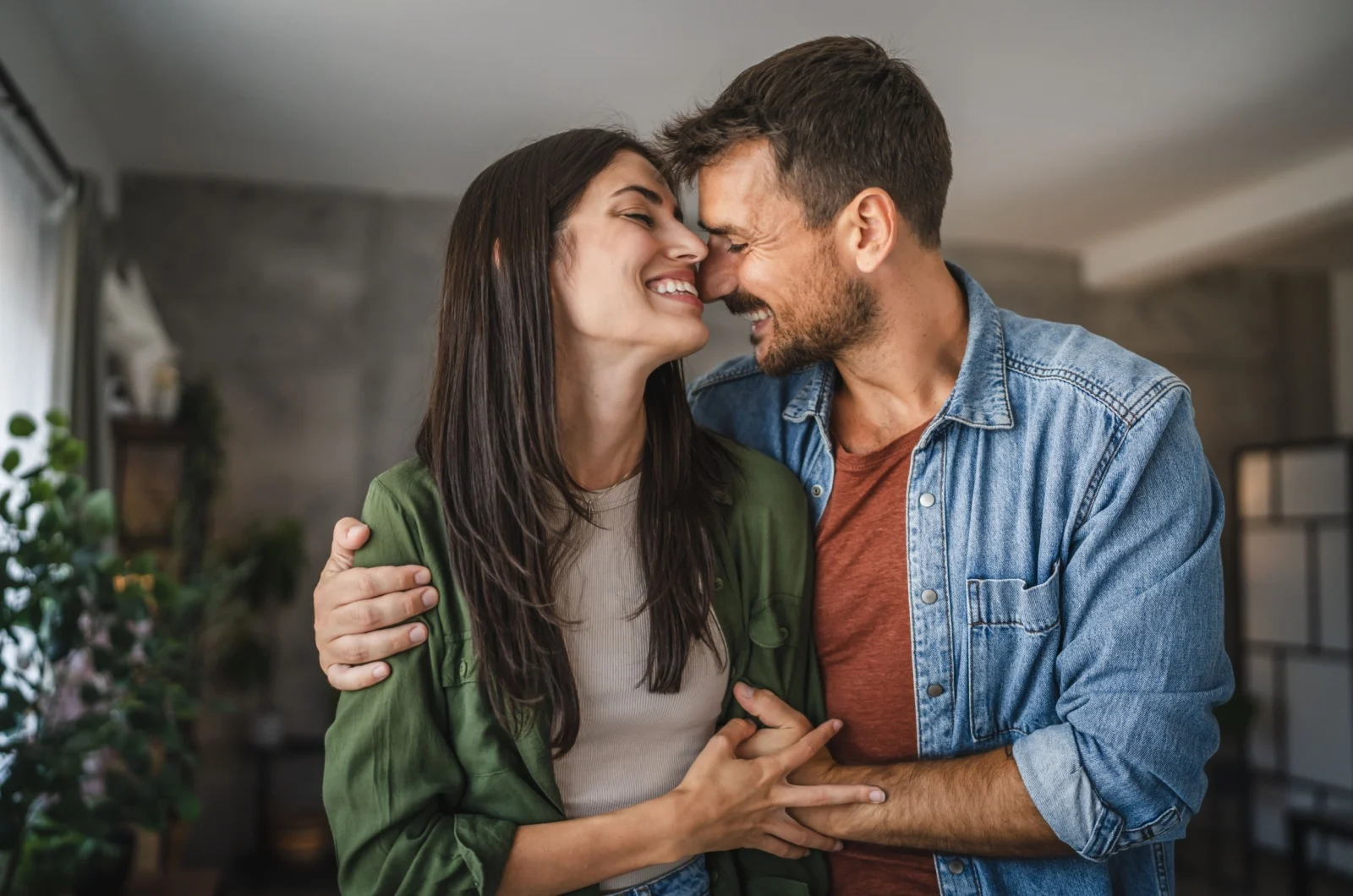 glueckliches Paar im Haus