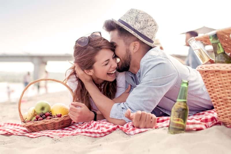 glückliches Paar beim Picknick