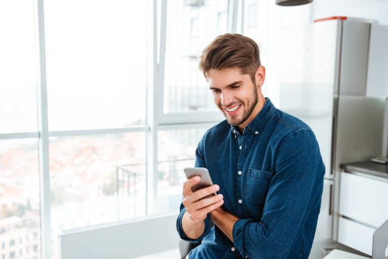 gutaussehender Mannschlüssel auf dem Handy